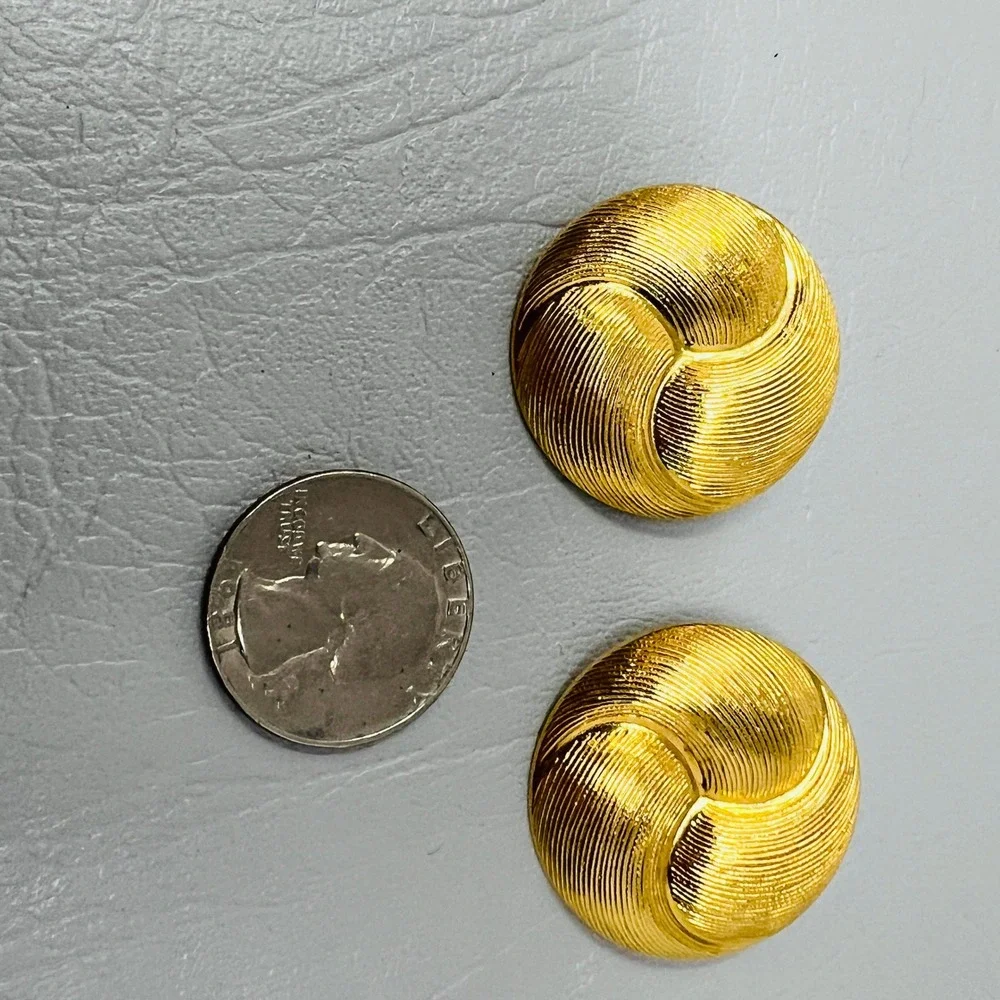 Vintage Gold Tone Swirl Dome Pierced Earrings‎ Textured Ribbed Design